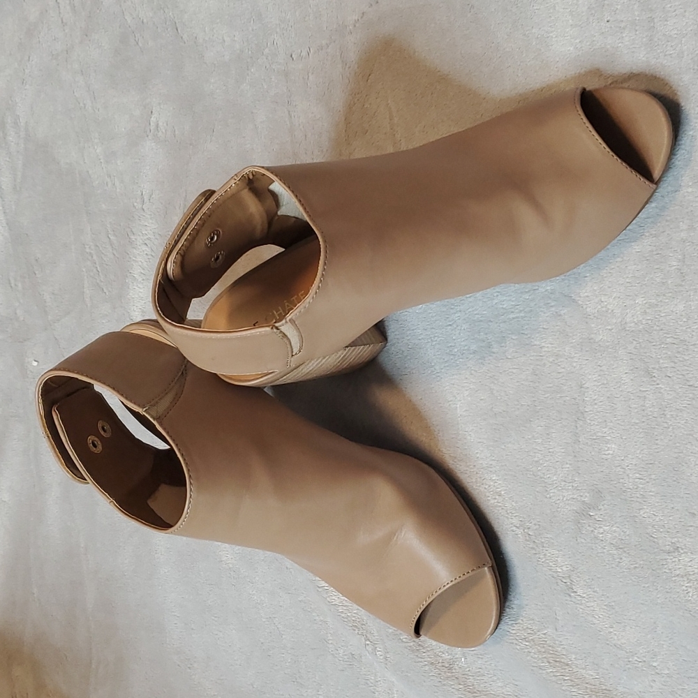 Le Chateau Wedges Open Toe Size 8 Snap Button Closure
